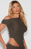 https://cdn-img.prettylittlething.com/3/a/e/3/3ae3f7bbb6d7ec6c8d460e8bfd9d23e759631f5a_CNH9711_4_khaki_soft_touch_sleeveless_asymmetric_hem_top.jpg